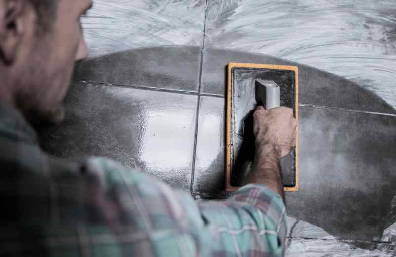 Comment nettoyer un vieux carrelage années 60 dans ma cuisine ?