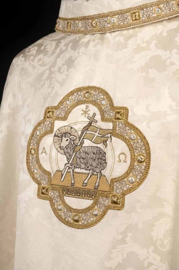 Chasubles pour la fête du Christ Roi : un accent solennel sur la dignité royale