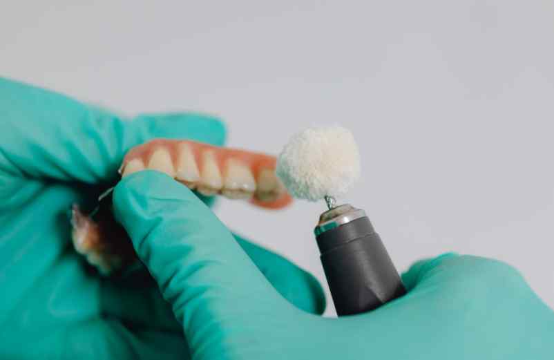 Comment enlever les taches de café et de tabac sur les dents sans dépenser un euro ?