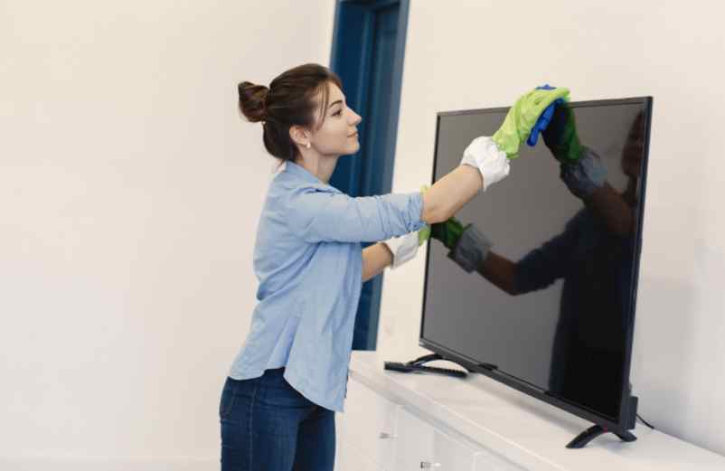 Comment nettoyer un écran TV sans laisser de traces ni rayures ?