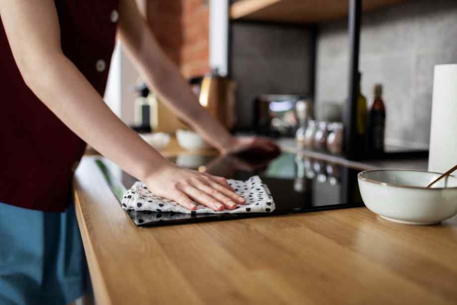 Comment nettoyer une plaque à induction sans la rayer et lui redonner tout son éclat ?-CACE Maison