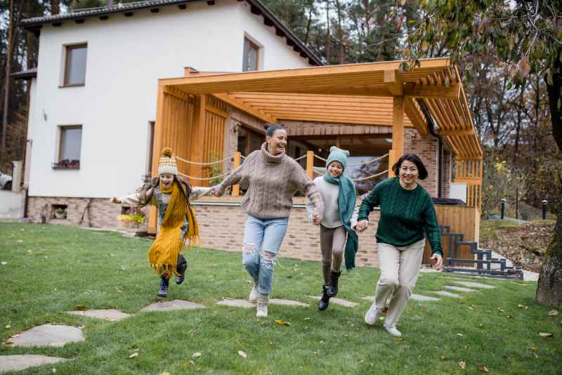 Comment couvrir une pergola en bois ou en fer pour la protéger et l’embellir ? CACE Maison