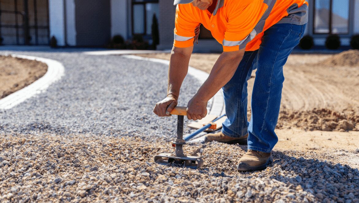 Comment tasser du gravier efficacement sans rouleau ?