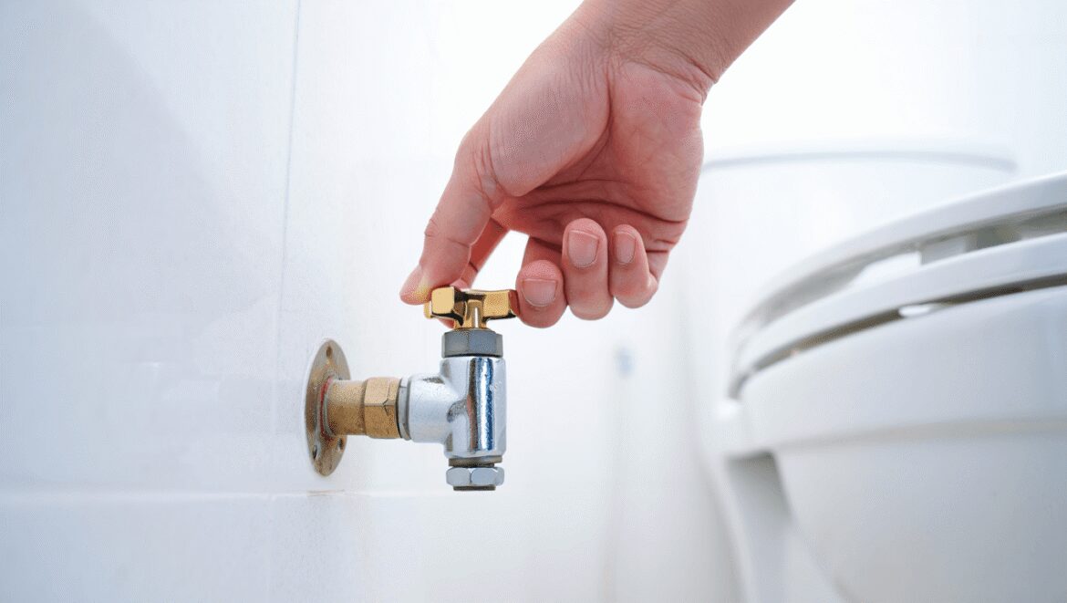 Comment couper correctement l’arrivée d’eau des toilettes ?
