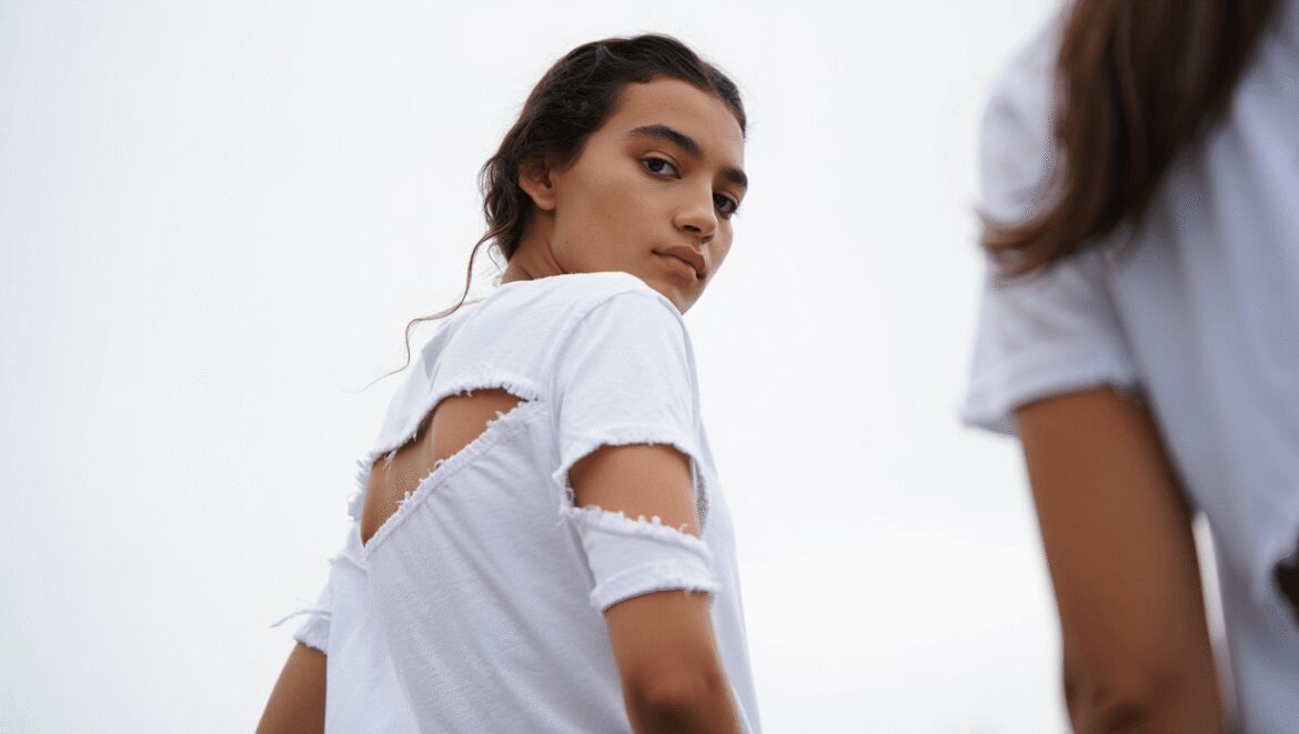 Couture facile : 3 façons de customiser vos t-shirts avec de
simples découpes