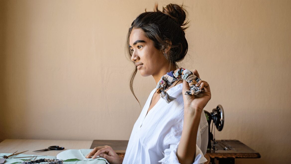 Couture facile : 3 idées upcycling pour créer des accessoires
cheveux et libérer votre nuque de la chaleur
