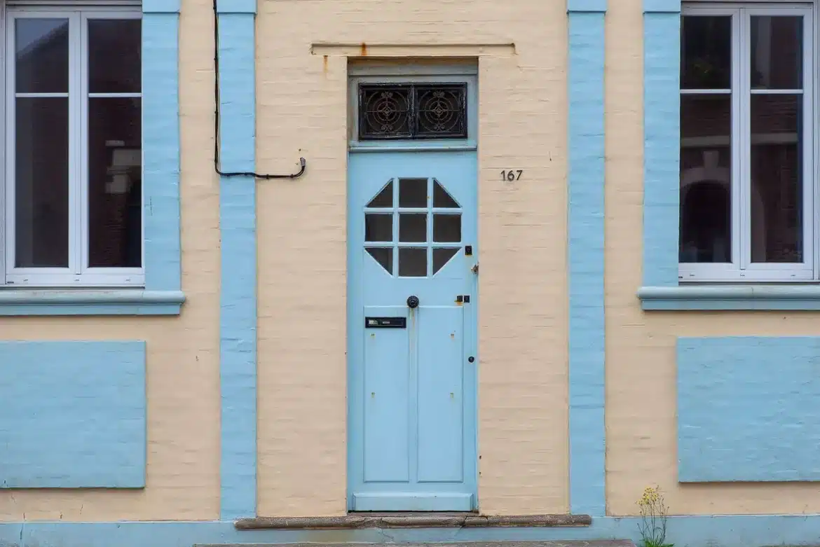 Numéro de porte élégant sur une façade bien entretenue, avec détails architecturaux raffinés.