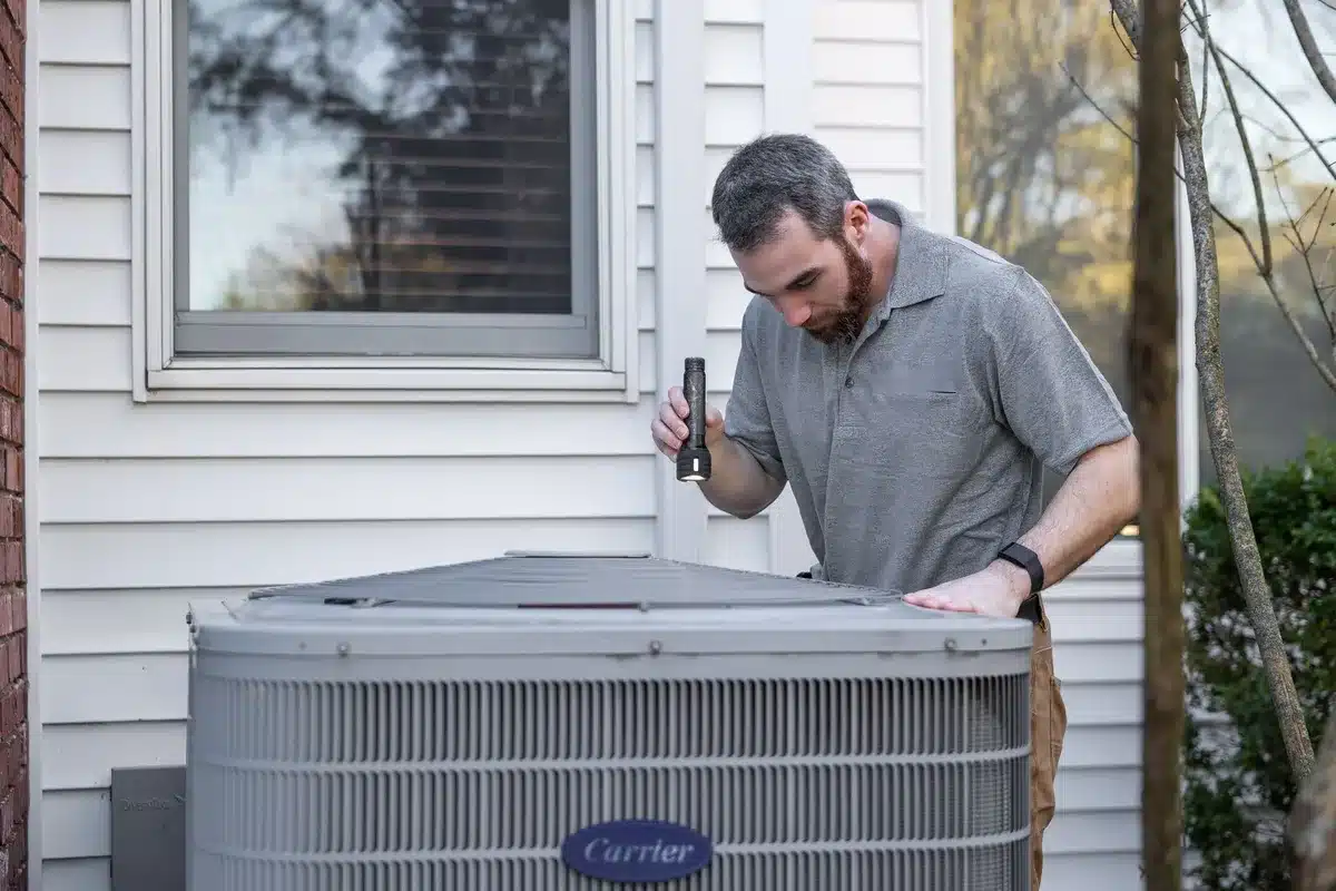 Installation d'une pompe à chaleur par un technicien spécialisé en chauffage