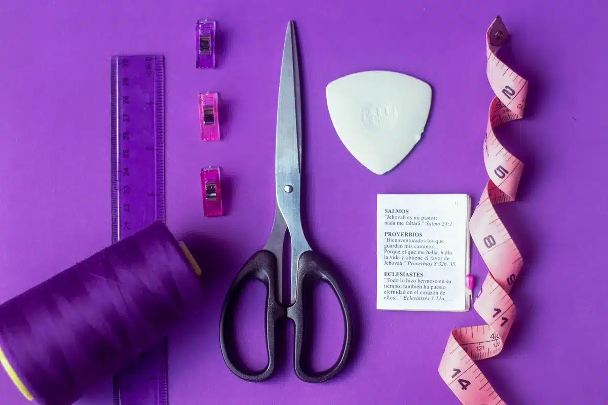 Matériaux pour mur végétal : pots en terre cuite, clips, perceuse et niveau