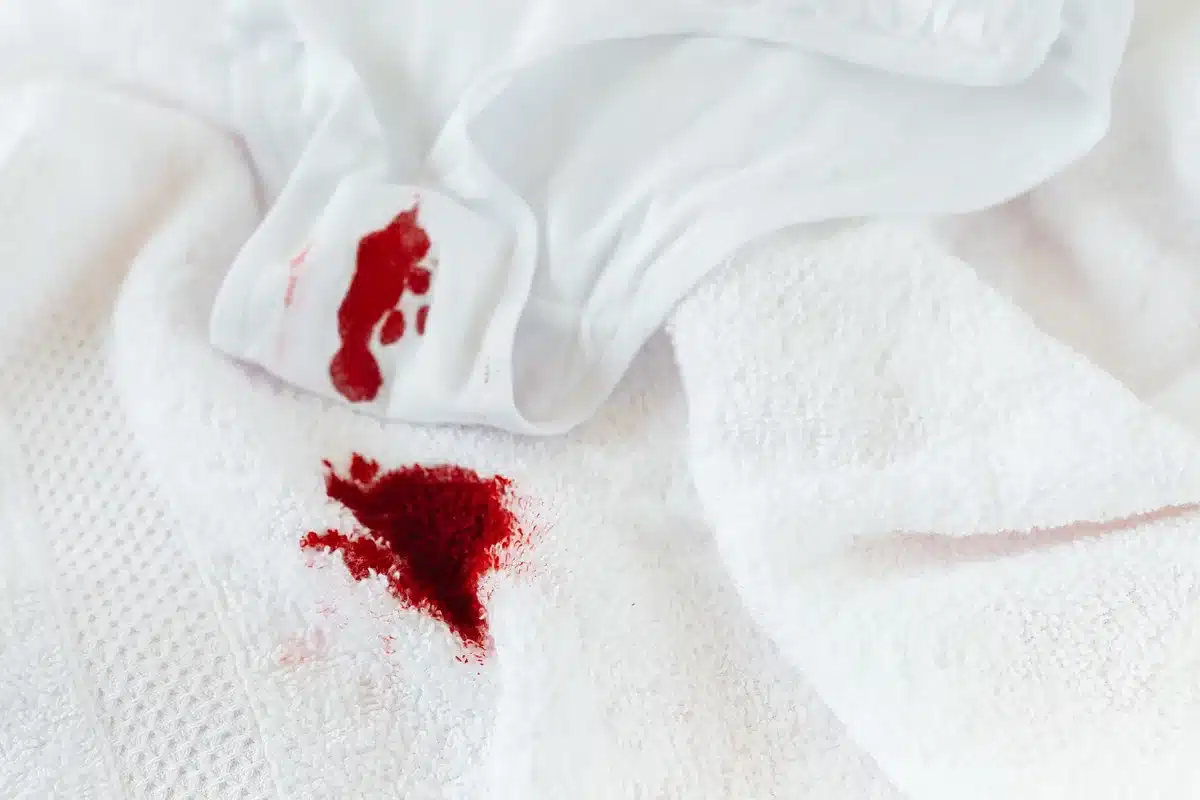Tamponner délicatement une tache avec un chiffon absorbant sans frotter