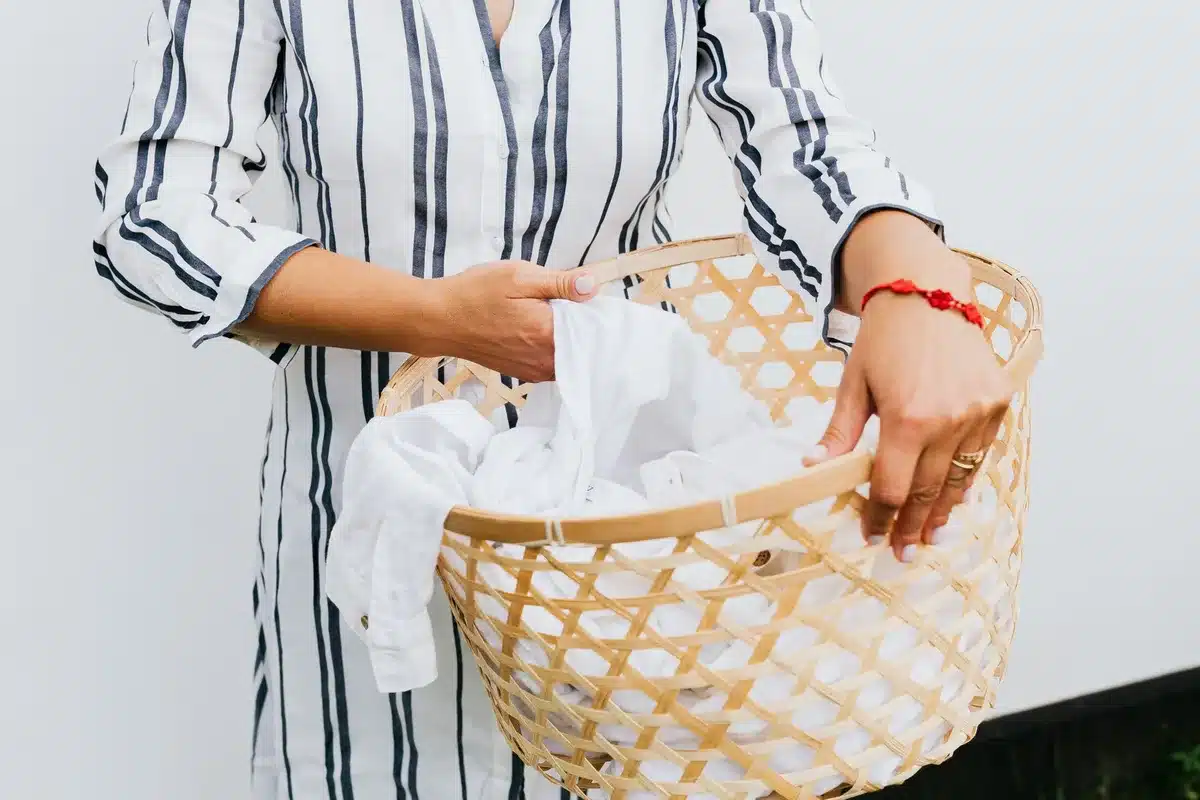 Panier en rotin rempli de linge humide prêt à être étendu