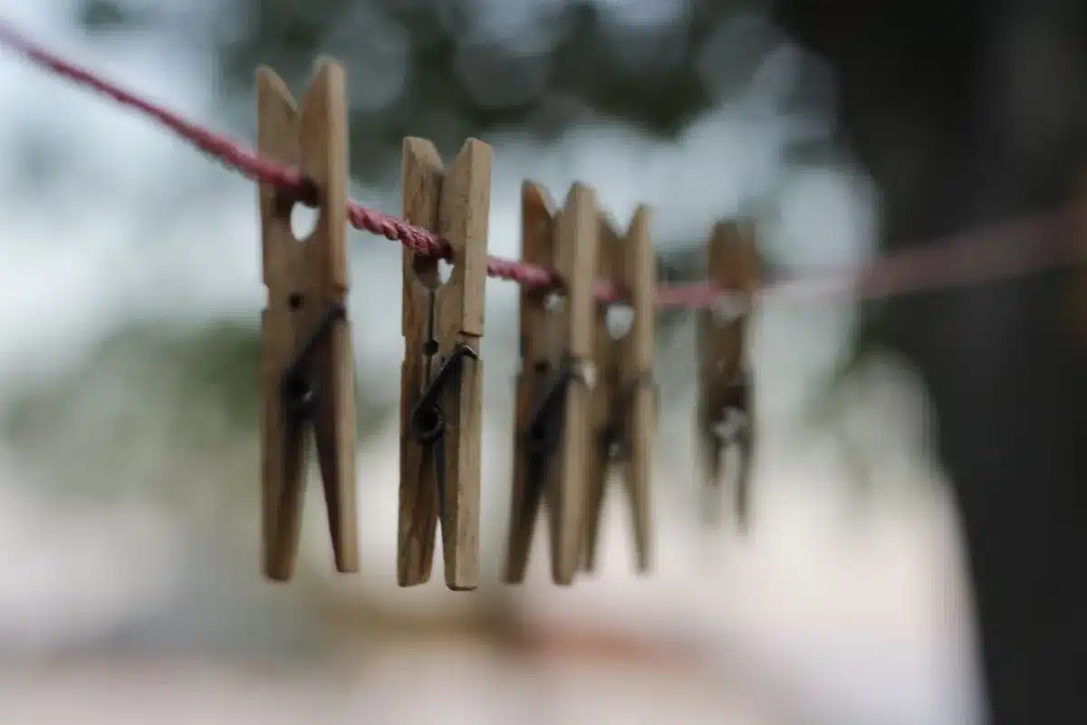 Épingles en bois larges maintenant fermement des tissus sur une corde à linge