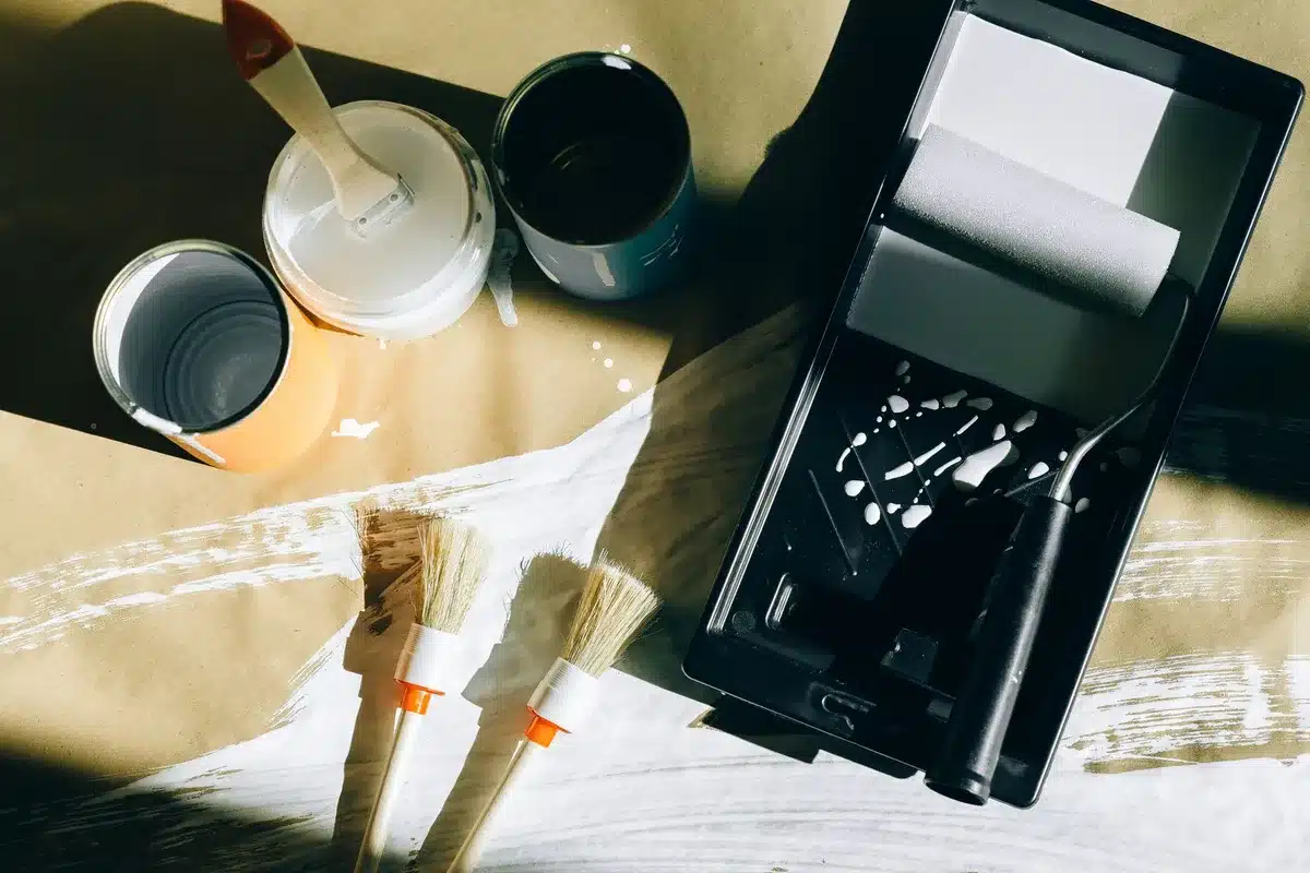 Outils de peinture professionnels : rouleaux, brosses, peinture et primaire d'accrochage