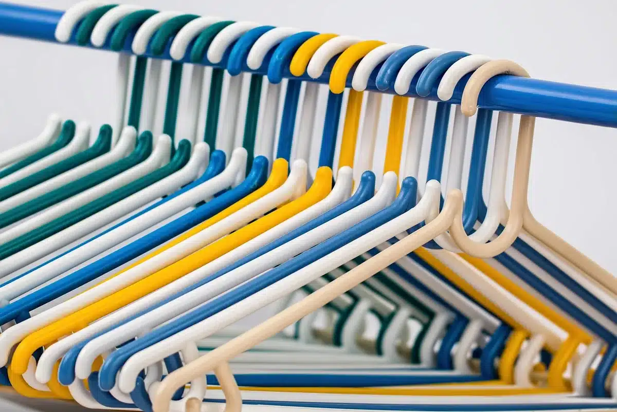 Couloir avec rangements intégrés derrière des panneaux discrets pour manteaux et chaussures