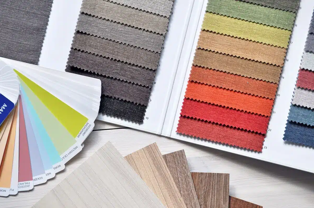 Échantillons de tissu et nuanciers de couleurs pour choisir l'ambiance d'un intérieur
