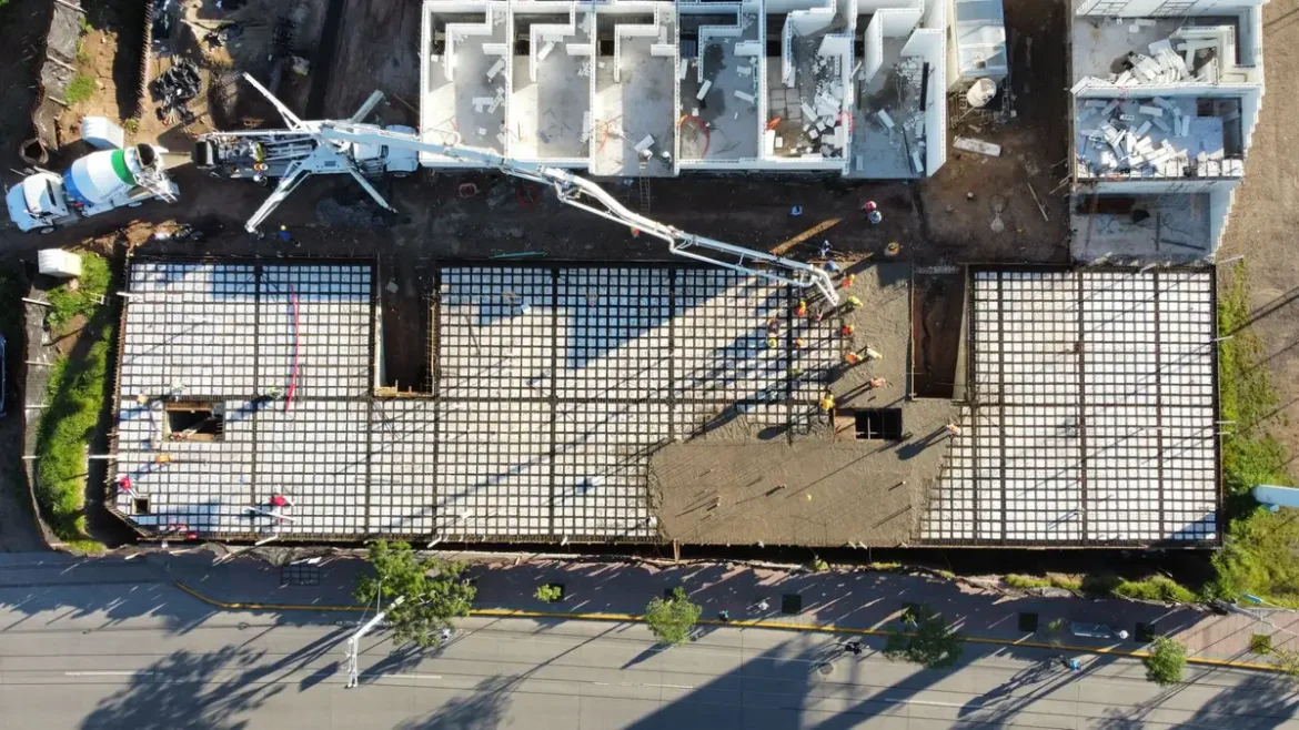 Béton fluide s'écoulant dans un coffrage de chantier sans vibration mécanique