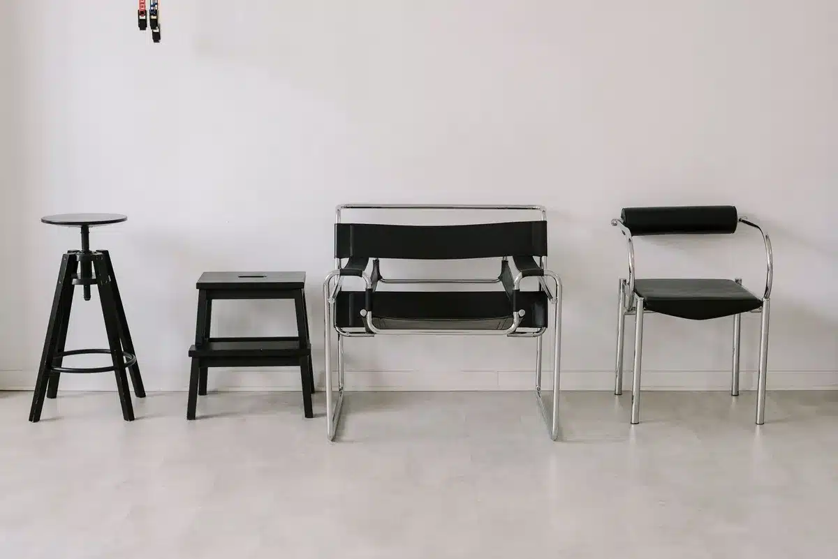 Structures tubulaires chromées et meubles modulaires du modernisme italien