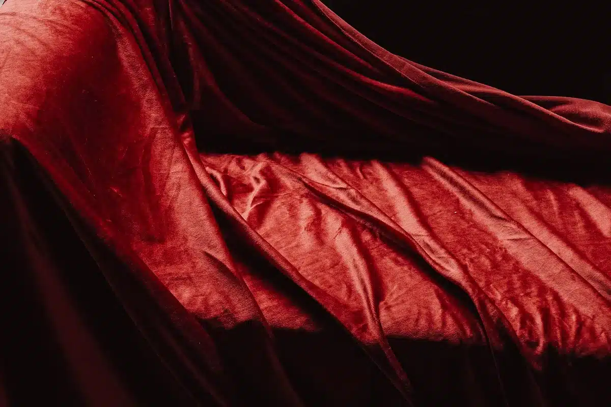 Textiles riches en velours et surfaces brillantes caractéristiques du style italien
