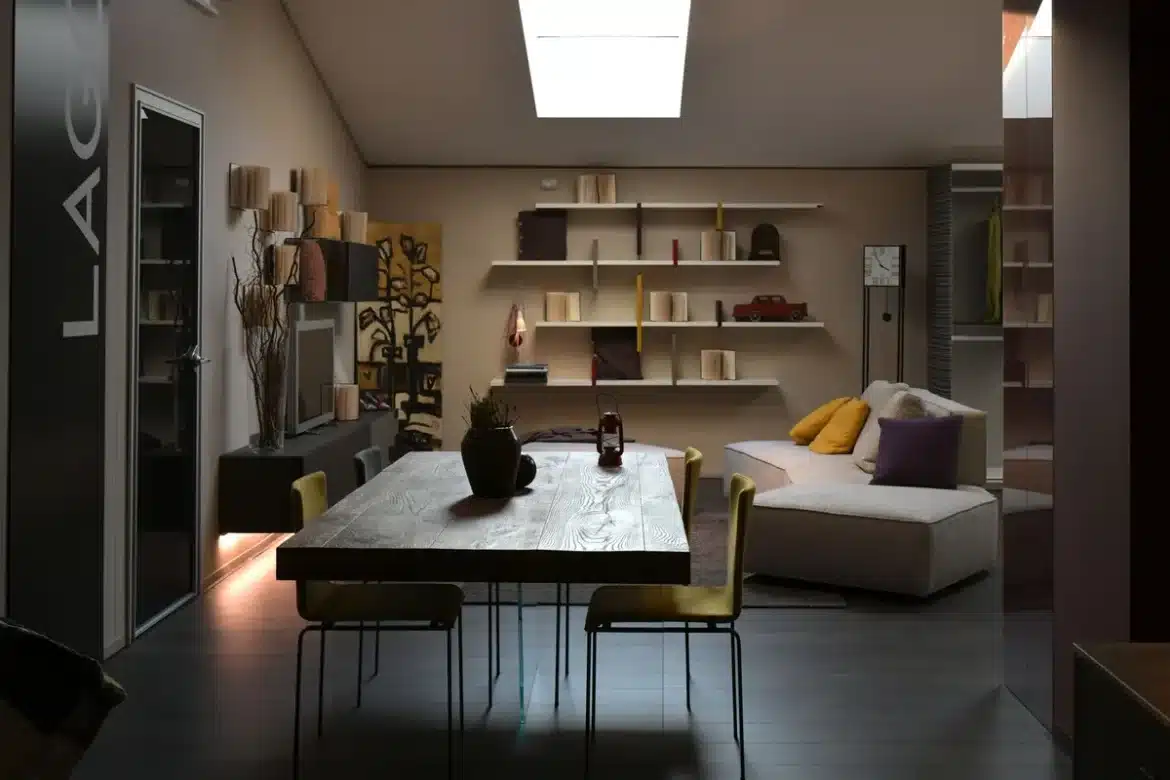 Mobilier moderniste italien avec structures tubulaires chromées et surfaces en verre coloré