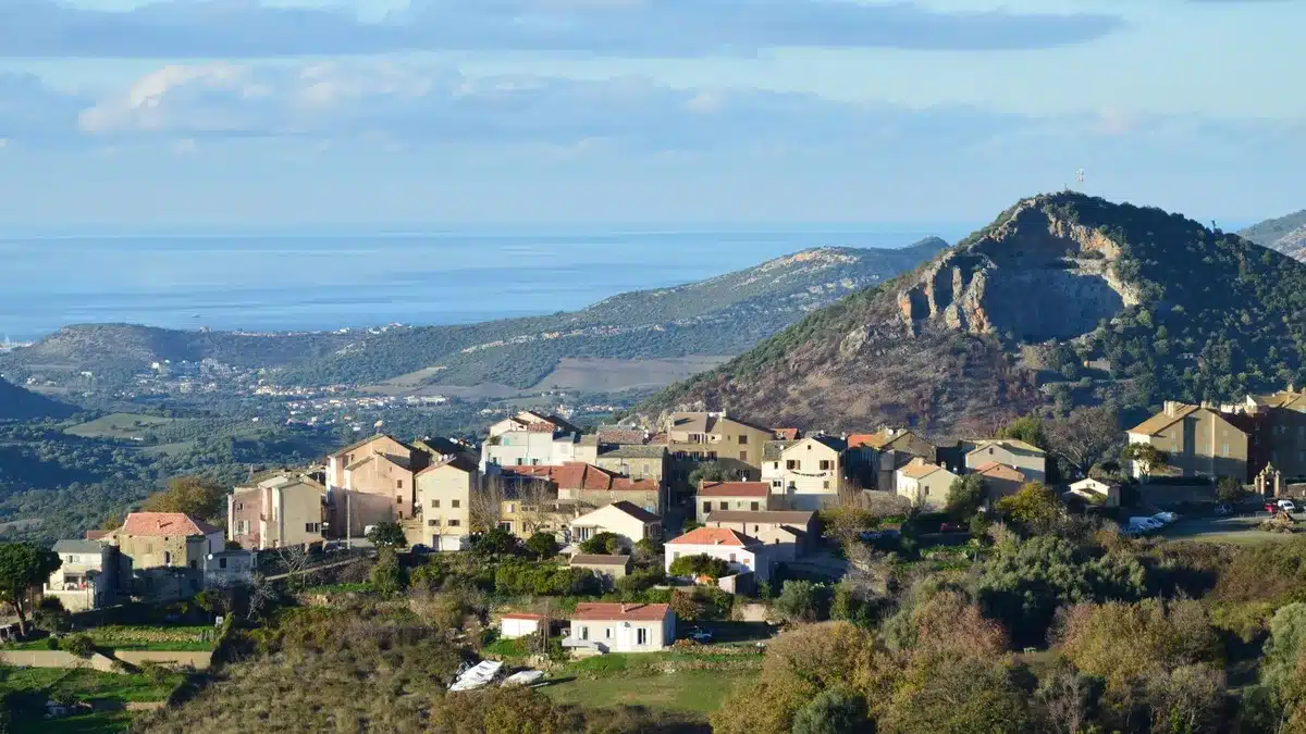 Vue panoramique depuis un quartier perché sur les collines de Grasse avec la Baie de Cannes en arrière-plan
