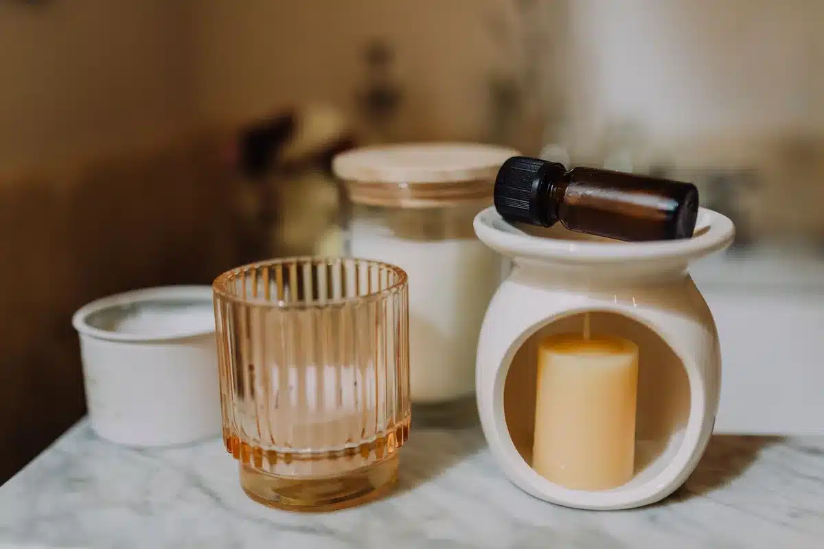 Bougies parfumées et flacons d'huiles essentielles aux senteurs d'été