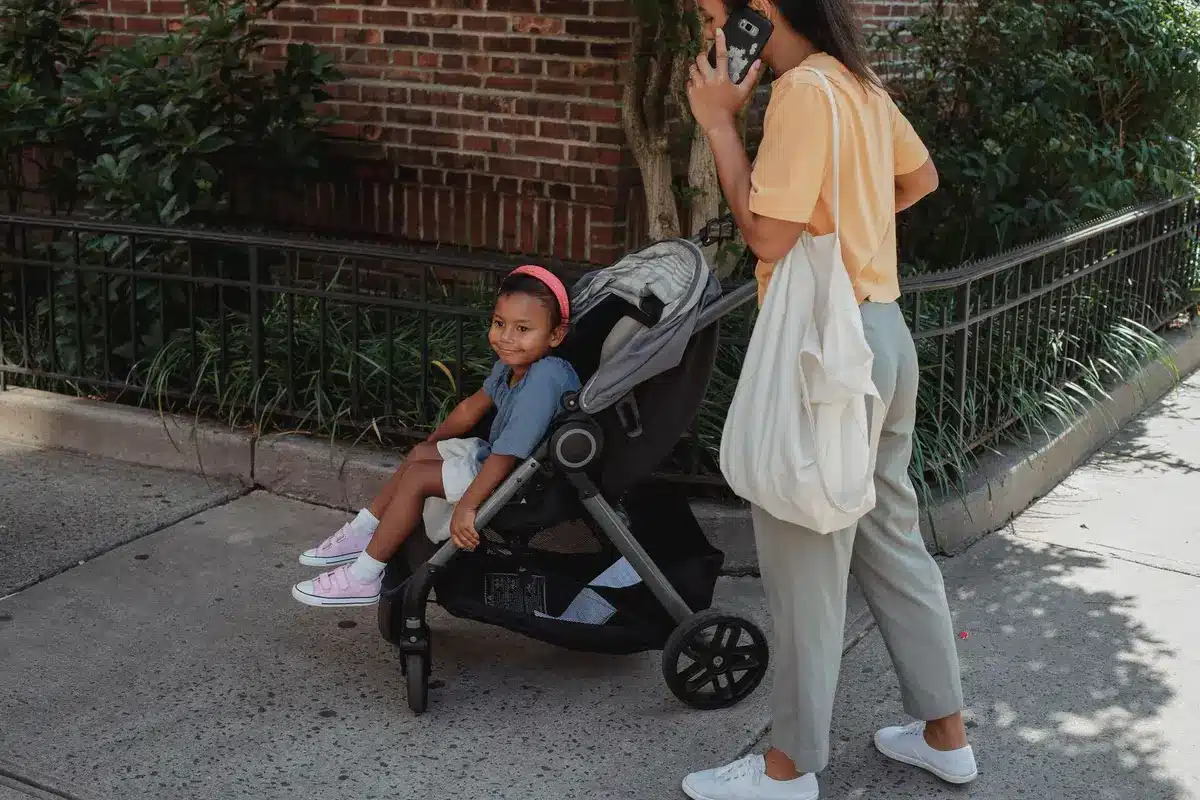 Une poussette compacte et élégante en couleur neutre, prête pour un usage quotidien en ville.
