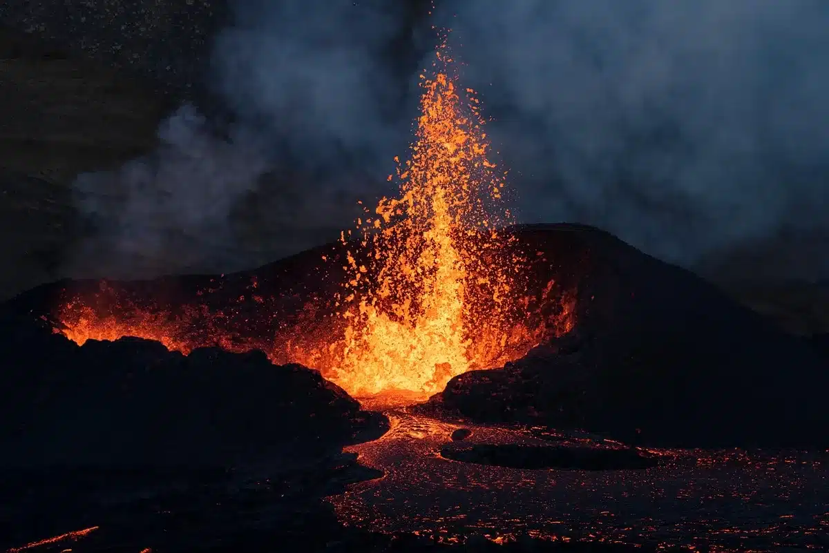 Mélange de chaux, cendres volcaniques et granulats pour béton romain