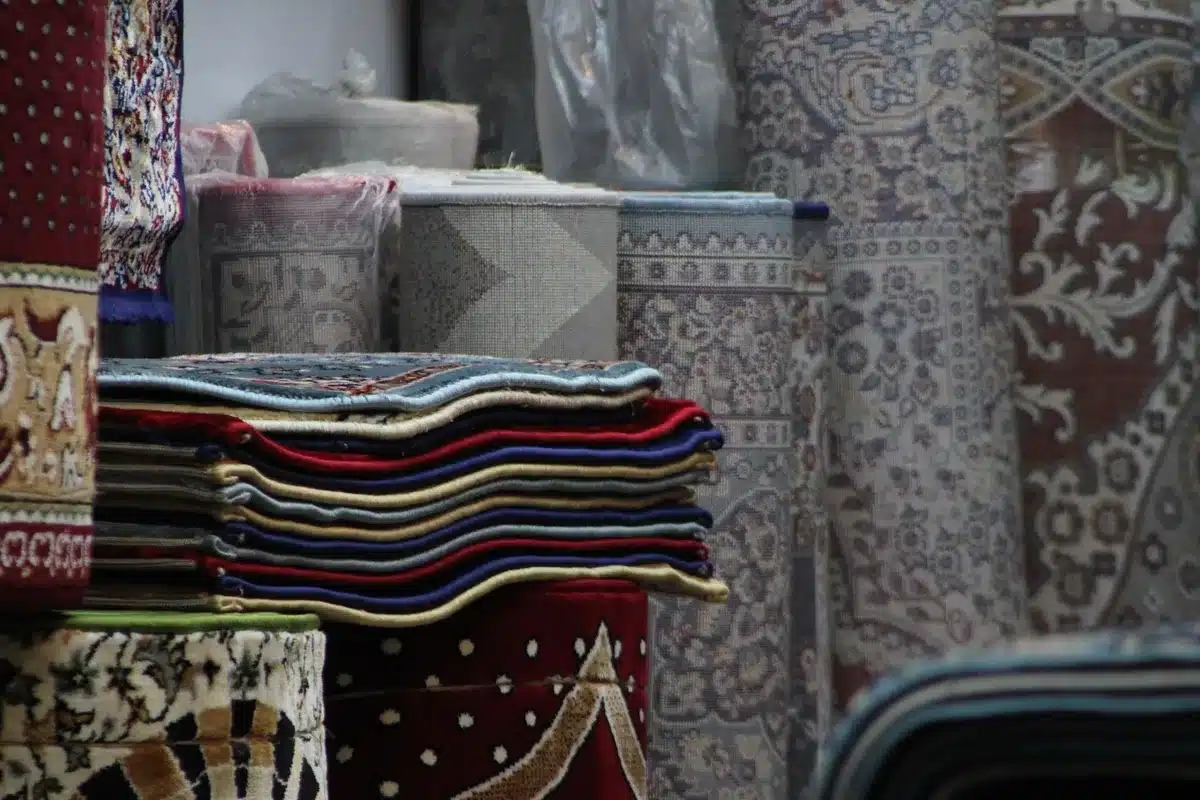 Exposition de textiles et papiers peints haut de gamme dans un showroom