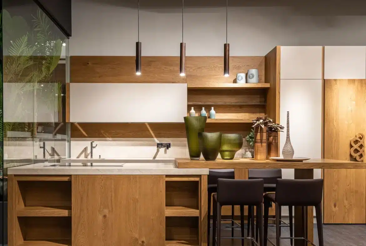 Intérieur d'un showroom design haut de gamme avec mobilier et textiles de luxe