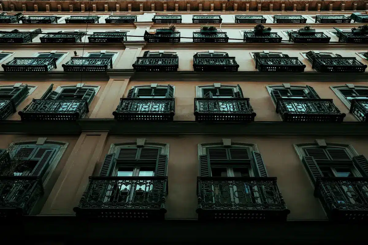 Balcons ouvragés en fer forgé et encadrements de fenêtres soignés d'un immeuble bourgeois