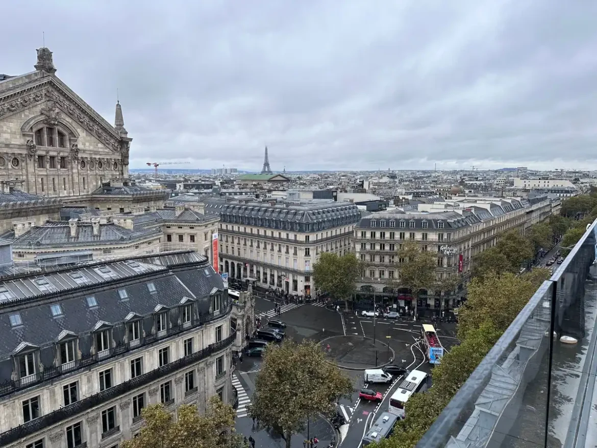 Façades élégantes avec balcons ouvragés et encadrements de fenêtres soignés bordant un boulevard résidentiel calme