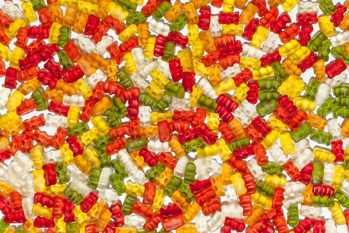 Gommes fruitées colorées et de différentes formes