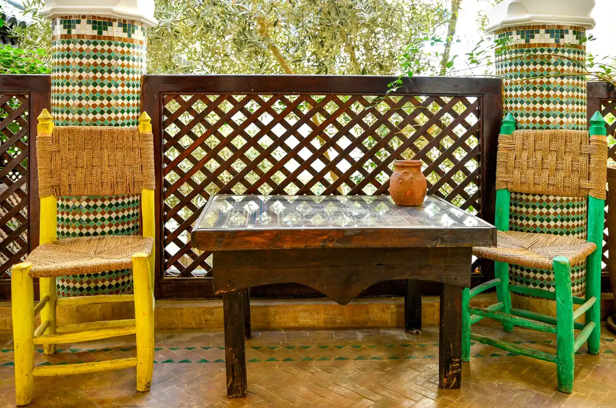 Tapis outdoor à motif mosaïque sur une terrasse pour créer une ambiance toscane