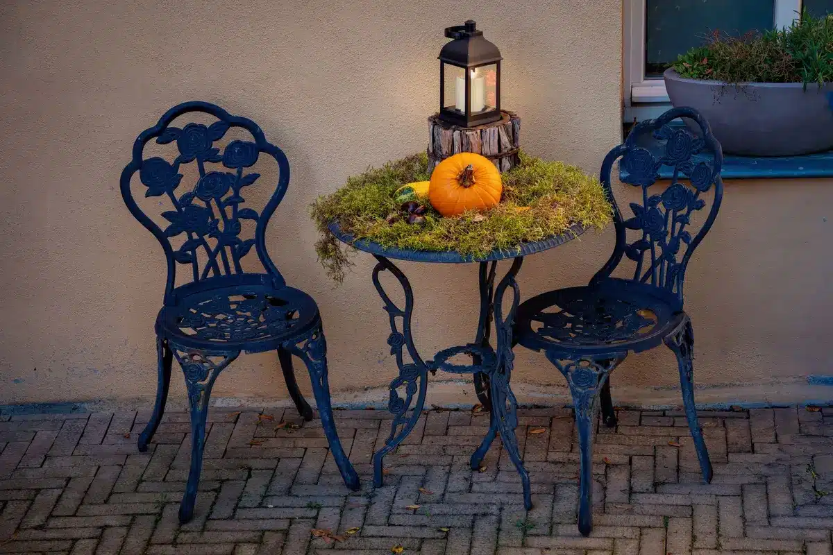Lanternes en fer forgé et bougies disposées sur une terrasse pour l'ambiance du soir