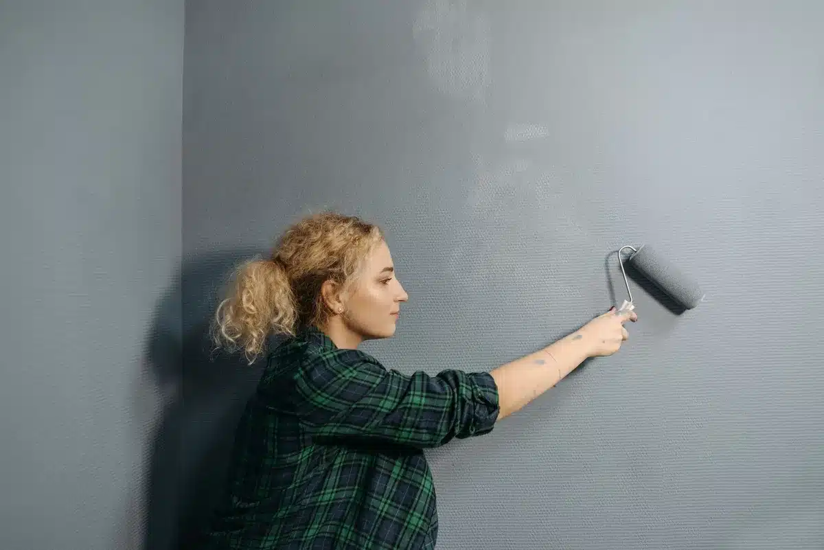 Pièce en cours de rénovation avec peinture fraîche et luminaires modernes installés