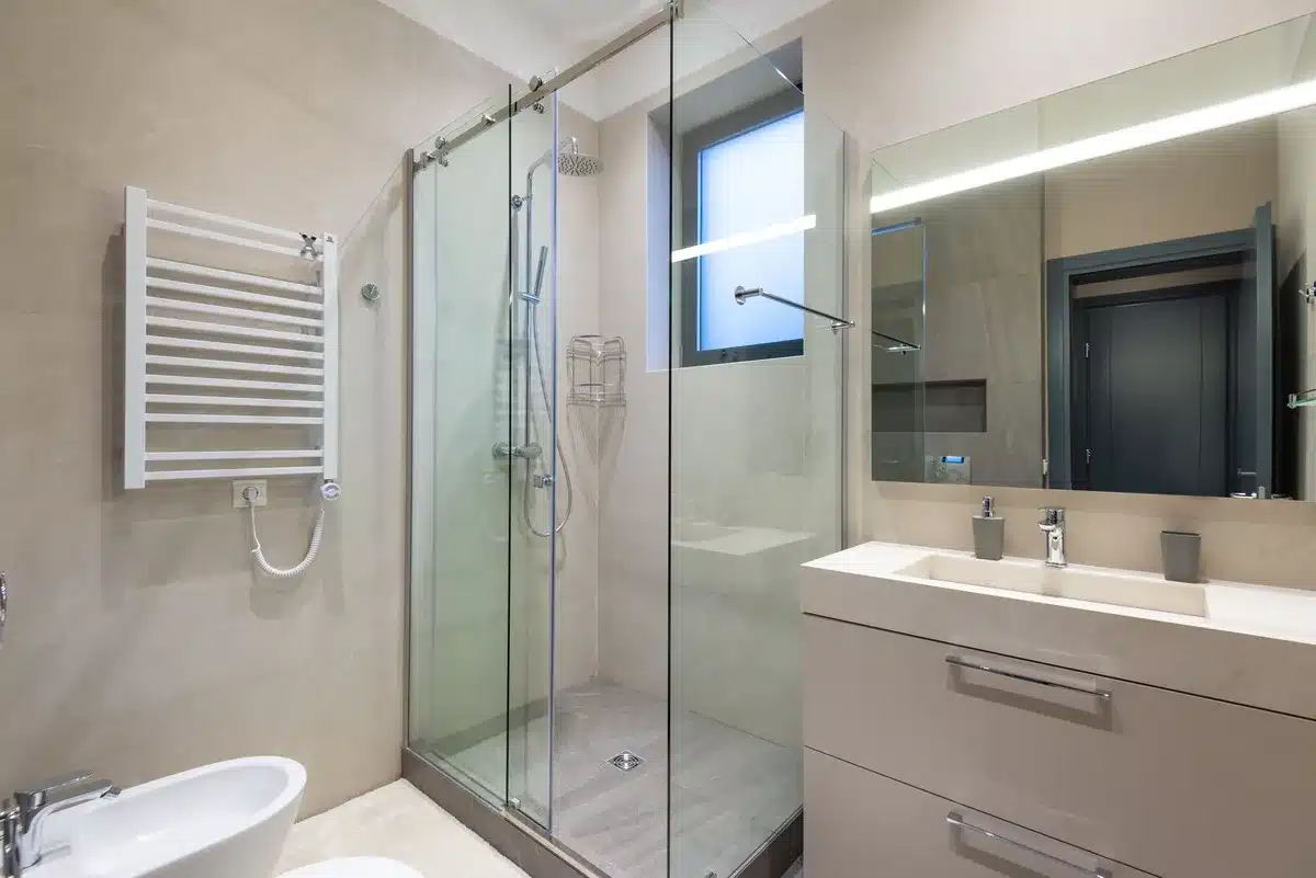 Salle de bains rénovée avec installations modernes et revêtements renouvelés