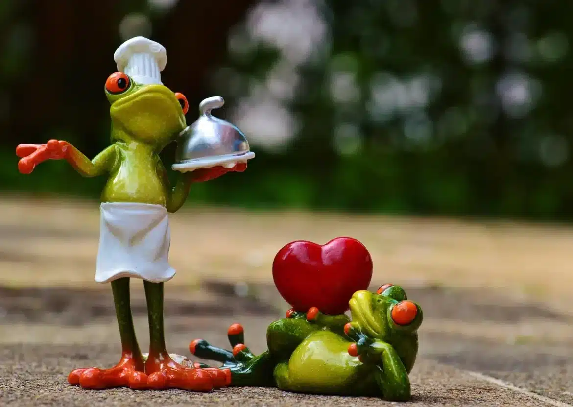 Préparation culinaire avec robot : légumes hachés et pâte pétrissée sur un plan de travail