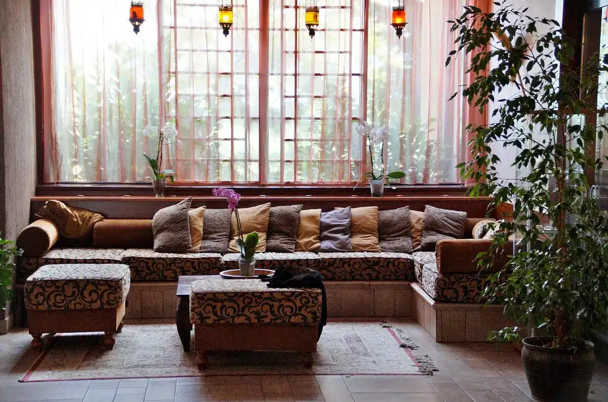 Niche de siège avec rangement bas et étagères encastrées dans un salon