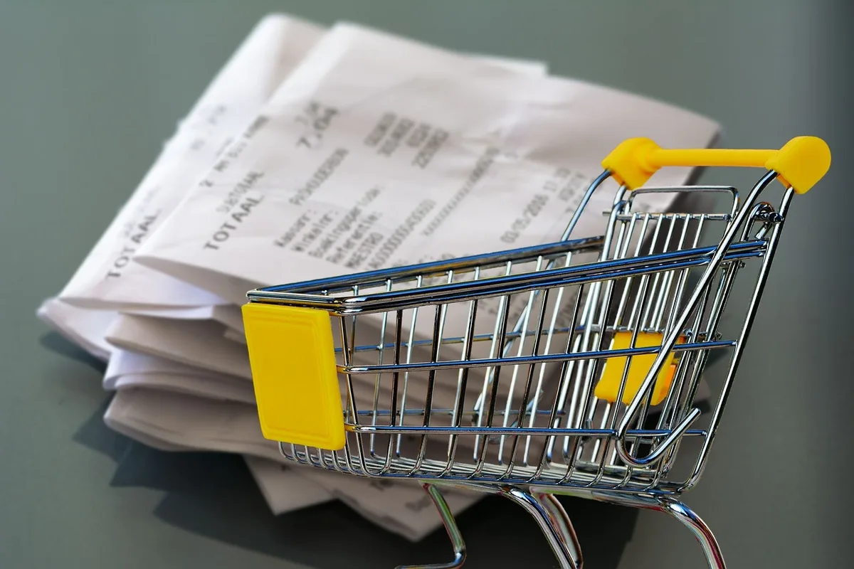 Reçus, facture et calculatrice représentant les frais à intégrer au calcul du rendement