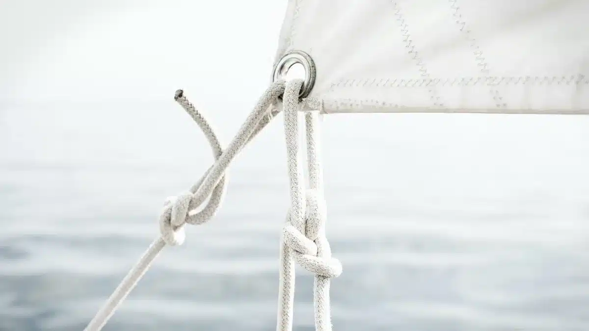 Détail des fixations et de la tension d'une voile d'ombrage résistante au vent