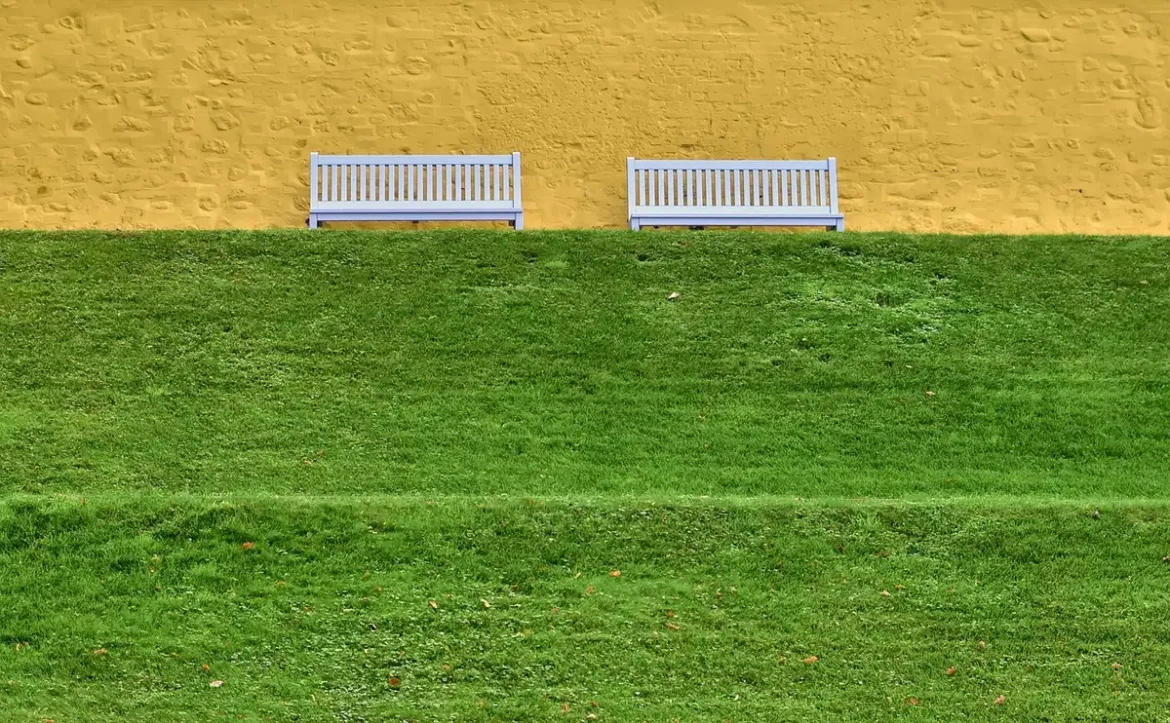 Terrasse ombragée avec voile géométrique tendue au-dessus d'un espace de détente