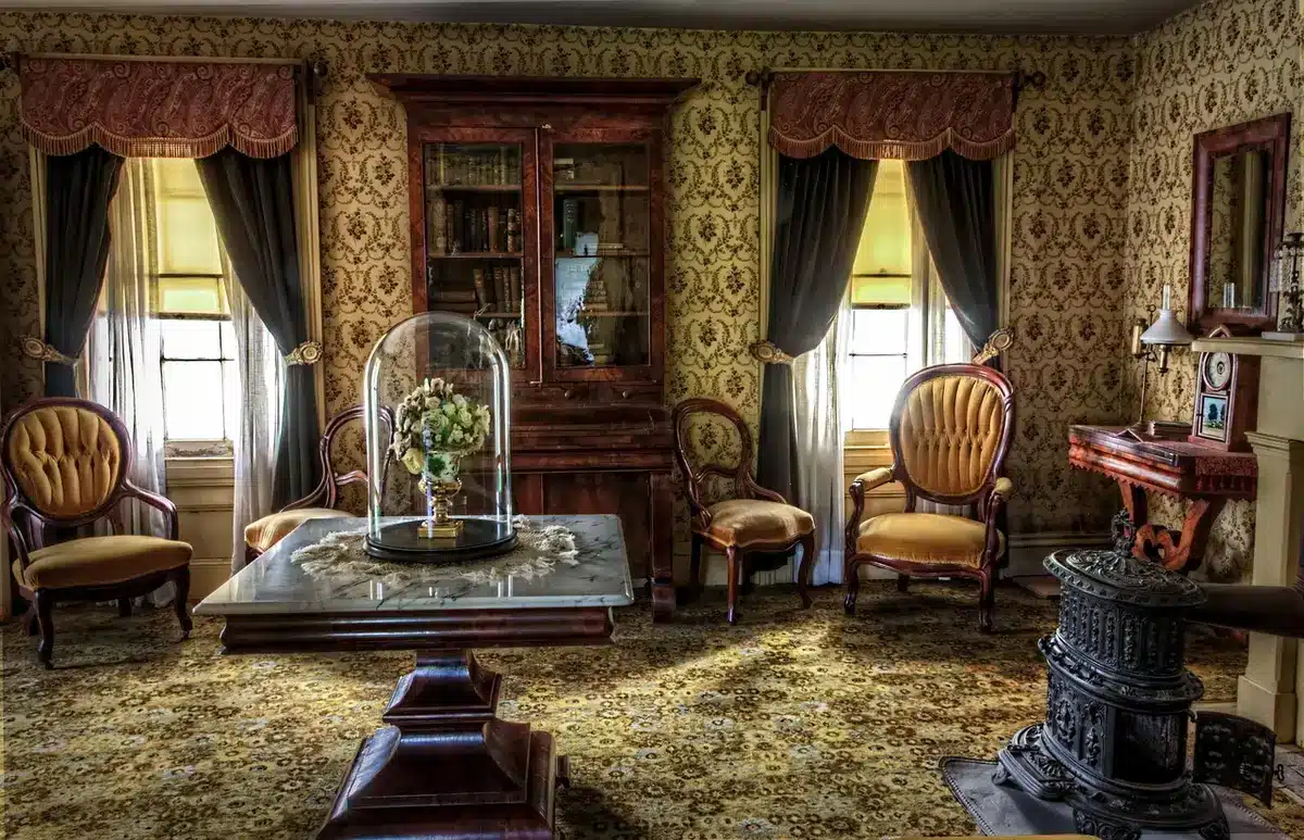 Collection d'objets anciens et meubles chinés dans un intérieur côtier