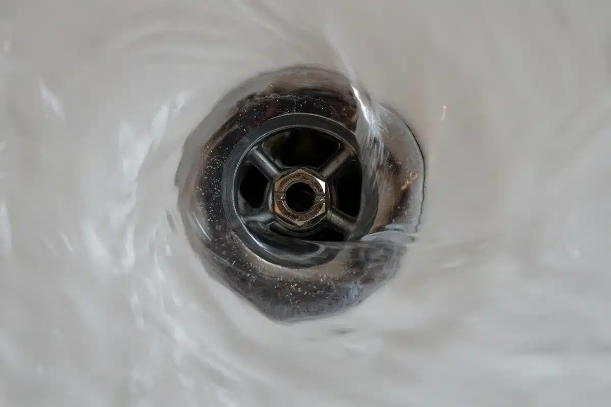 Petite salle de bain avec baignoire compacte et douche intégrée