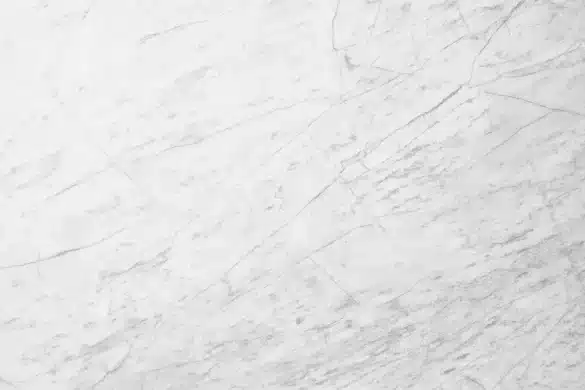 Matériaux de rénovation de salle de bain : carrelage, robinetterie et outils disposés sur un plan de travail