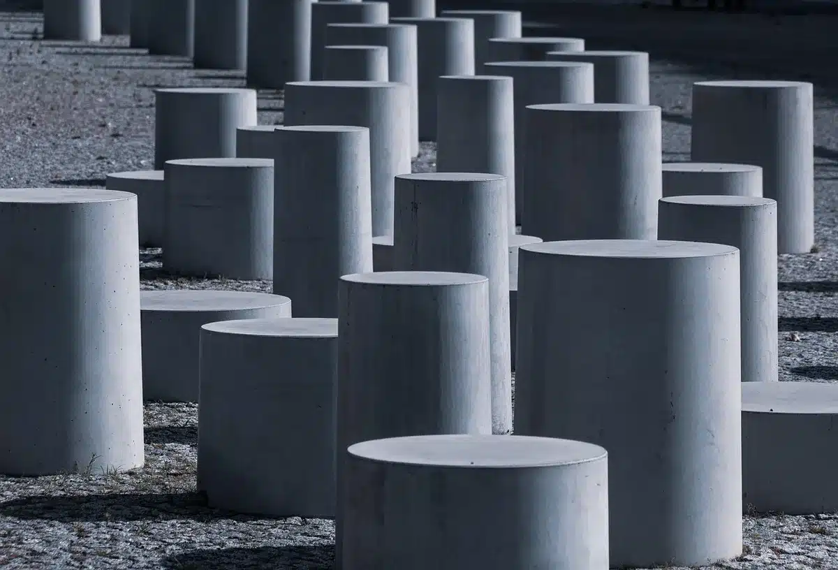 Éprouvettes cylindriques et cubiques de béton pour essai de résistance à la compression