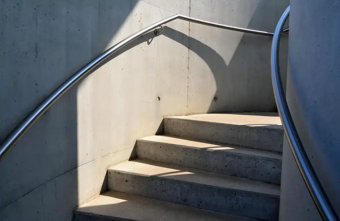 Mains tenant une fiche technique de béton sur un chantier de construction