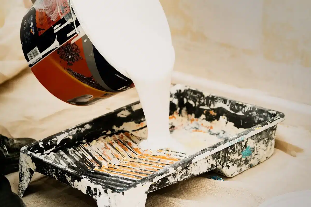 Outils de peinture: rouleau, bac, pinceau fin et différents rubans adhésifs
