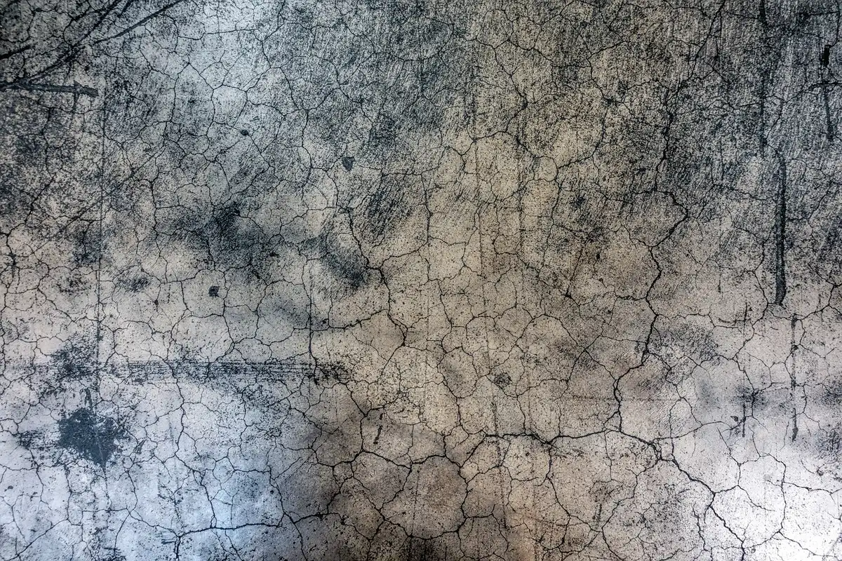 Surface de béton frais montrant une pellicule laiteuse en surface