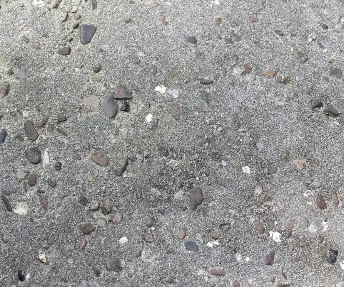 Talochage d'une dalle en béton frais en plein jour avec outils à proximité