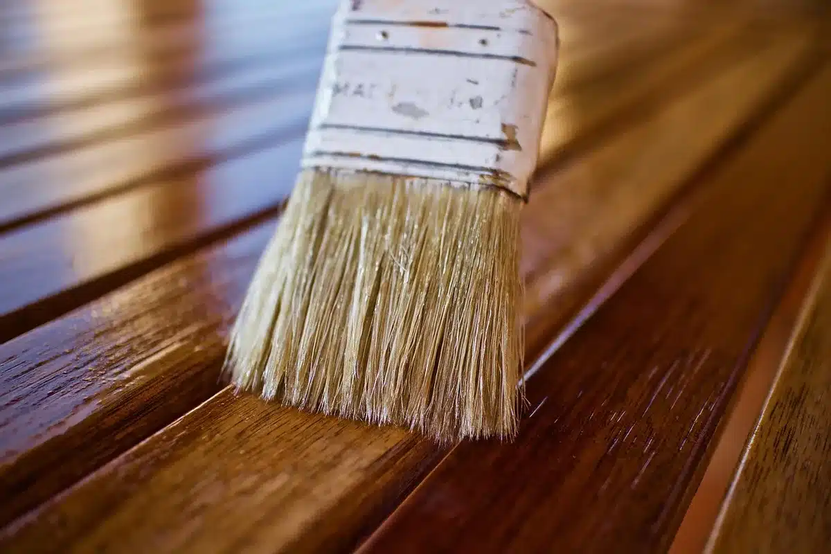 Application d'une couche de vernis transparent sur une citrouille décorée pour la protection